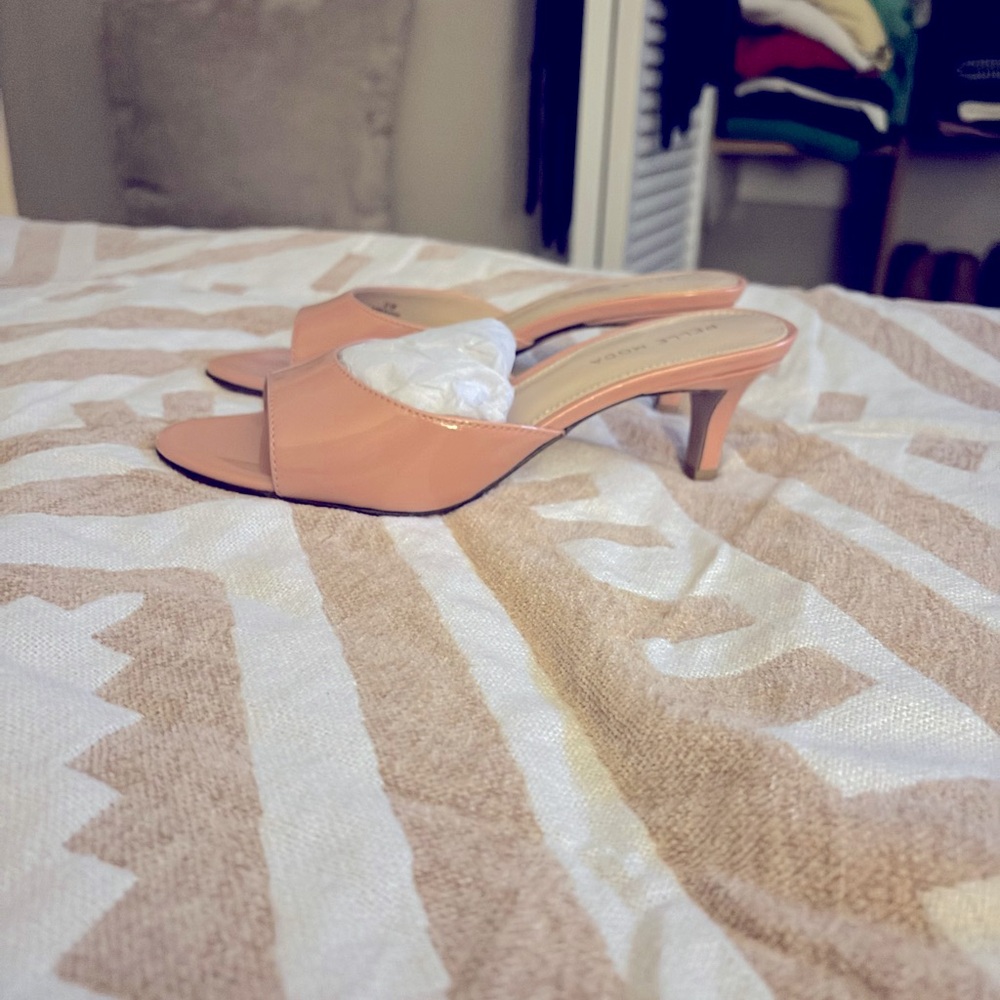 Brand NEW Pella Moda heal slides. Beautiful color antique pink.